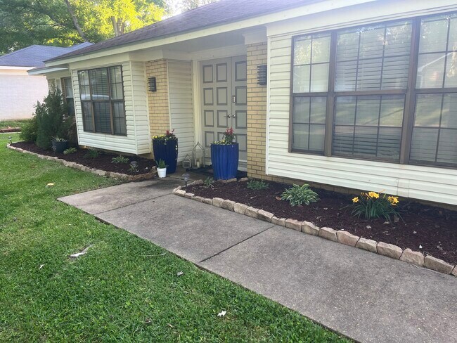 Foto del edificio - 1211 Cliffdale Dr