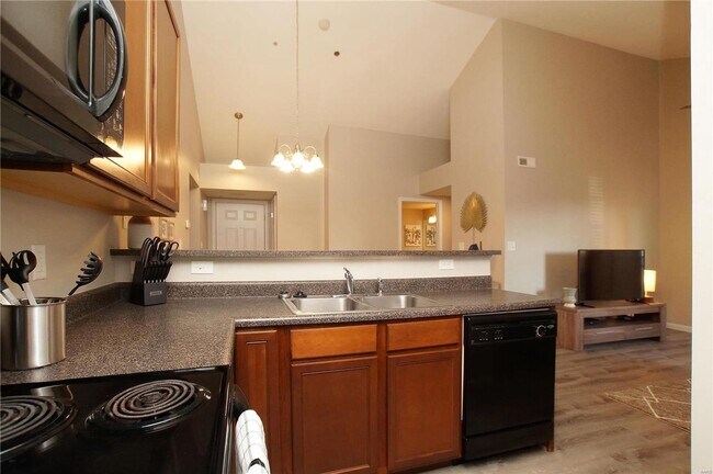 Building Photo - Spacious Top Floor Condo in Desirable O'Fa...