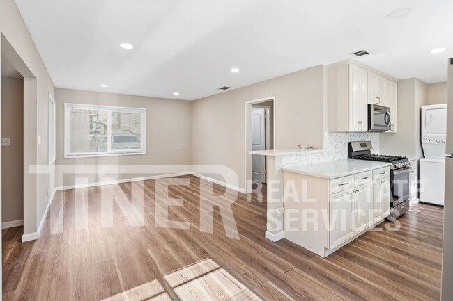 Building Photo - Tahoe Park 2 Bedroom Duplex