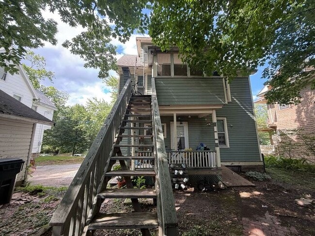 Building Photo - $600 | Studio, 1 Bathroom 2nd Floor Apartment | Cat Friendly* | Available for July 30th, 2026 Mov...