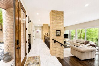Building Photo - 201 Vanderpool Ln