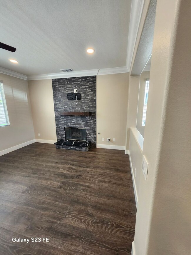 Building Photo - Stunning Newly Remodeled 4-Bedroom Home in...