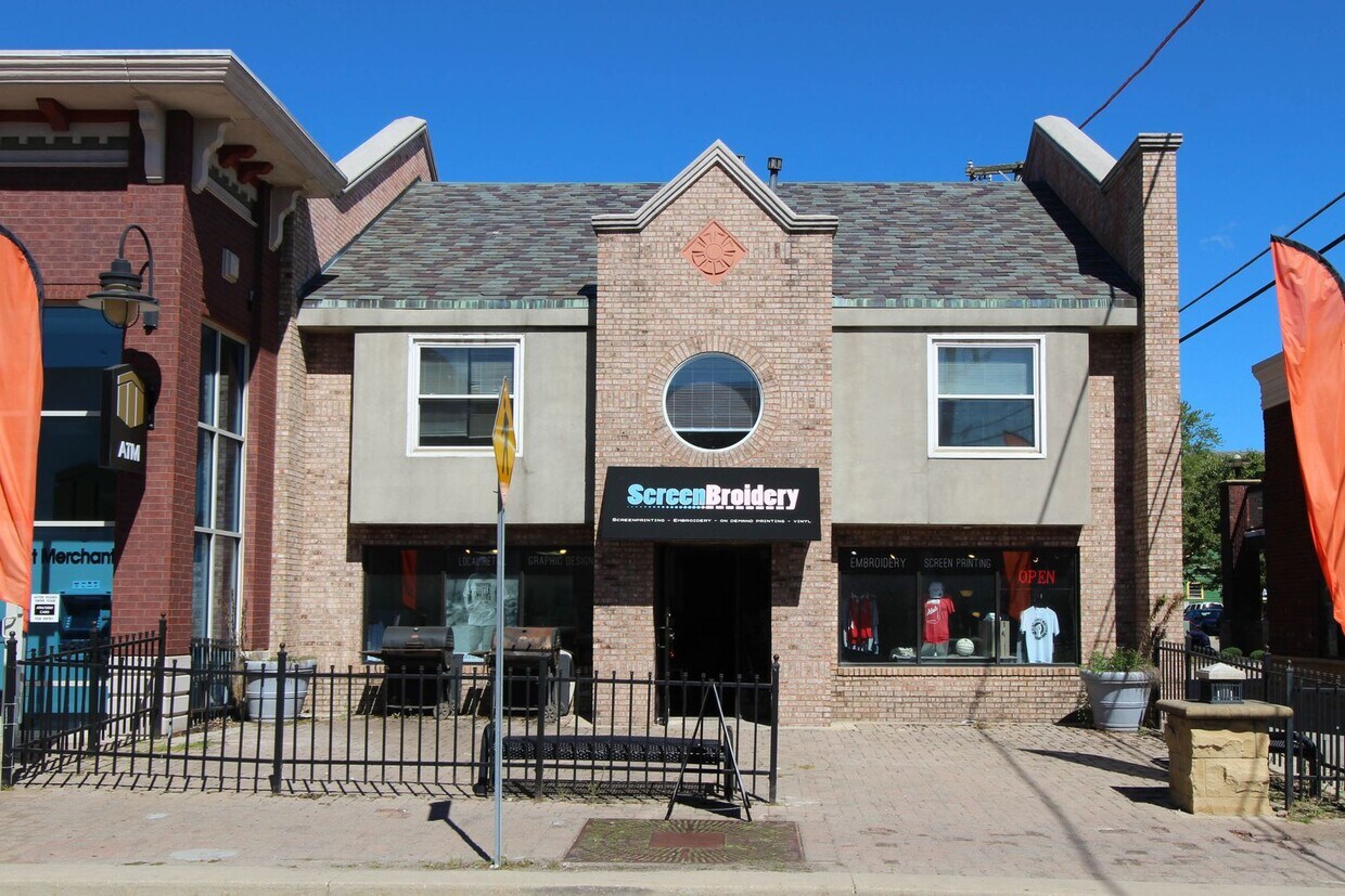 Primary Photo - 1712 W University Ave