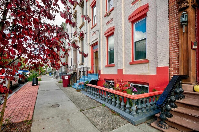 Building Photo - 55 Ten Broeck St