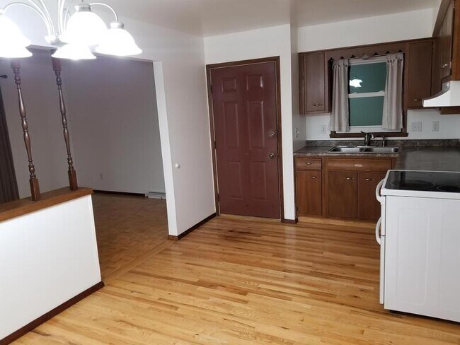 Building Photo - 1097/1099 Laurel Court - 1099