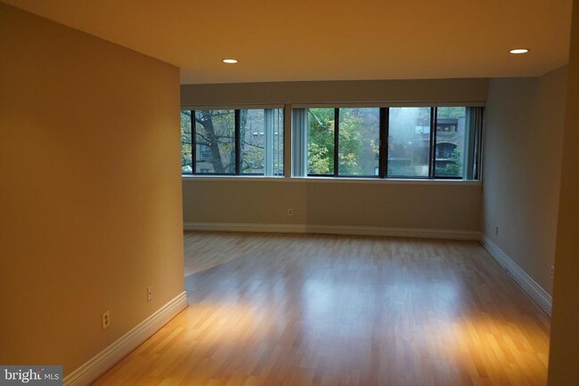 Foto del edificio - 11224 Chestnut Grove Square