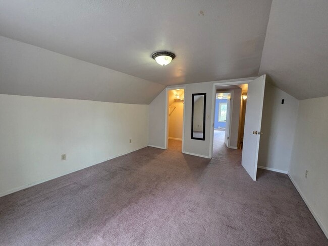 Building Photo - Charming 3 bedroom 1