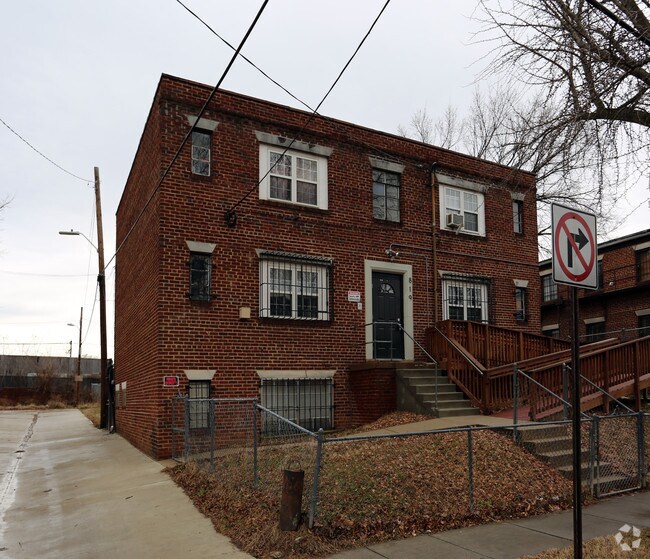 Building Photo - 819 51st St SE