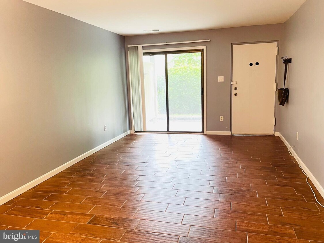 8509 Barrington Ct Unit J, Springfield, VA 22152 Room for Rent in