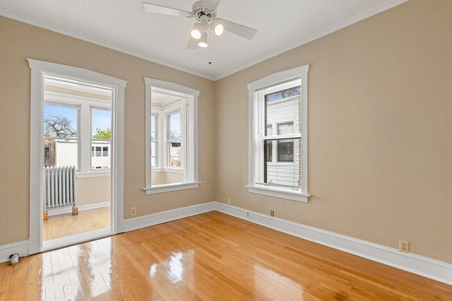 Building Photo - 6645 N Greenview-3