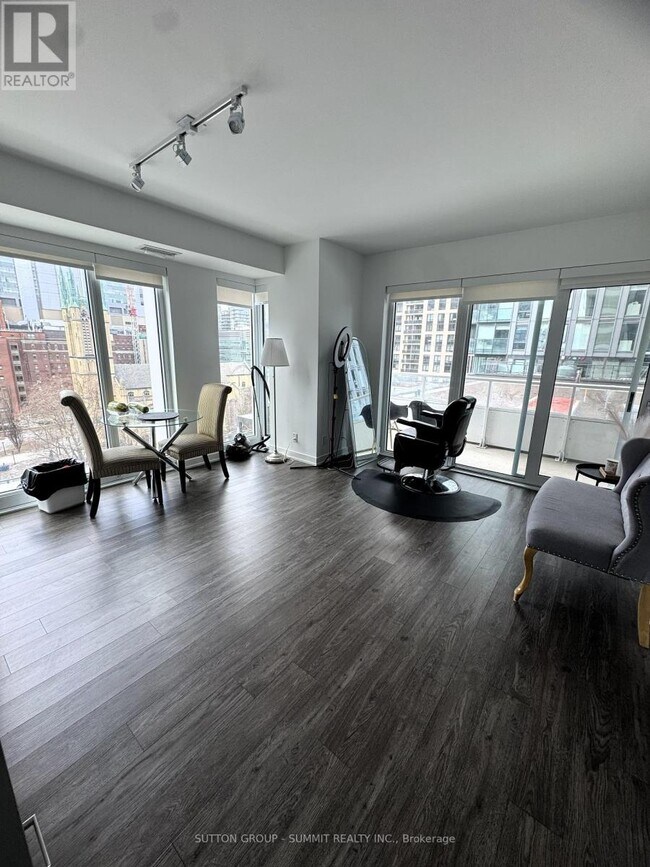 Photo du bâtiment - 88 Queen St E