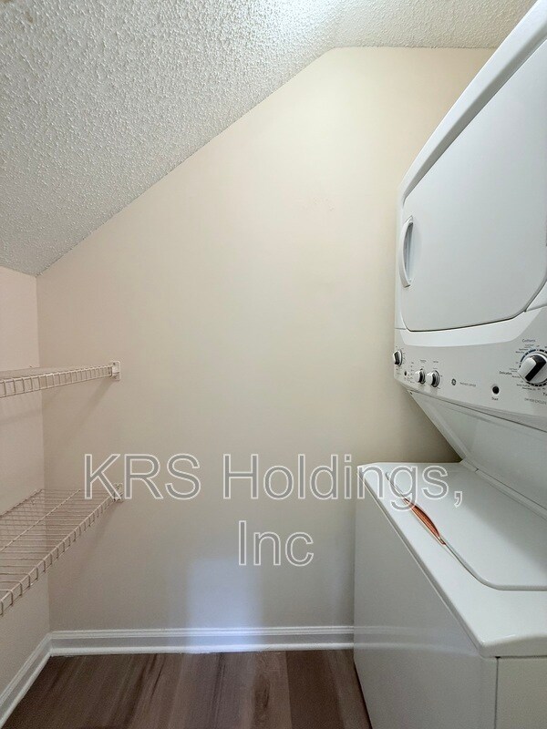 Building Photo - 4921 Hollenden Dr