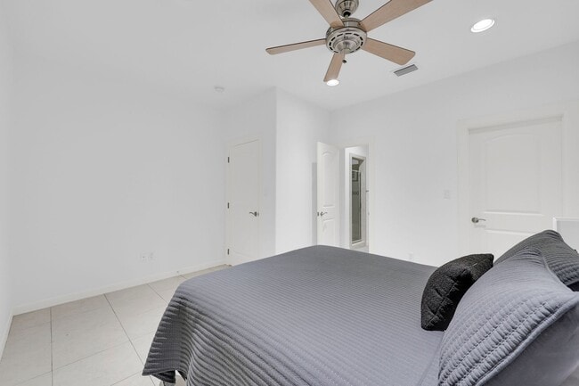 Building Photo - Fully Furnished & Move-In Ready!