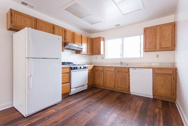 Building Photo - SPRING VALLEY. 2 Bed/2 Bath w/AC!