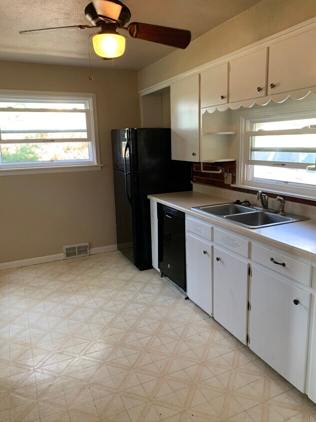 Foto principal - 1126 Elmhurst Dr NE