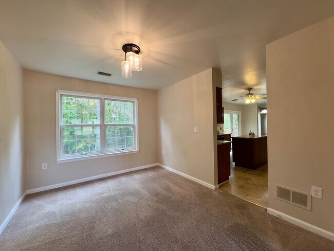Building Photo - Charming 5 Bedroom/3.5 Bathroom Home in Ha...