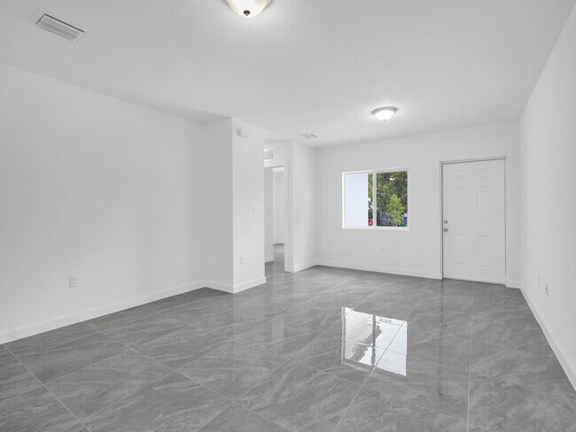 Foto del edificio - 2448 NW 42nd St