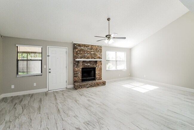 Foto del edificio - 6173 Island Forest Dr