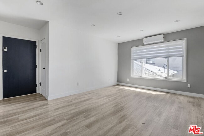 Foto del edificio - 6350 Willoughby Ave