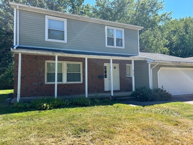 Building Photo - 8792 Pinewood Ct