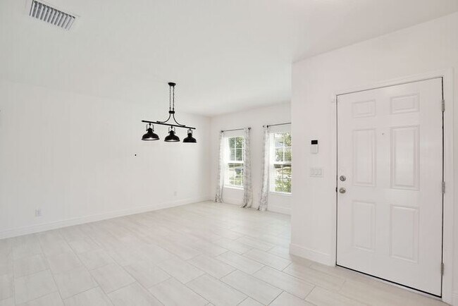 Foto del edificio - Stylish and Spacious 3/2.5 Home with No Re...