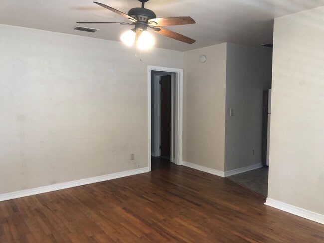Building Photo - Great 2 BR 1 BA w/ Stack Washer/Dryer