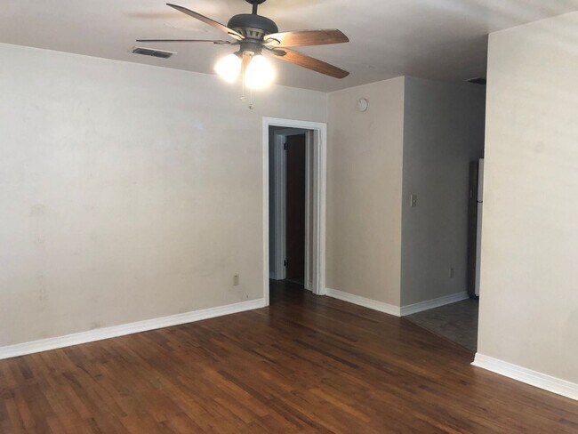 Foto del edificio - Great 2 BR 1 BA w/ Stack Washer/Dryer