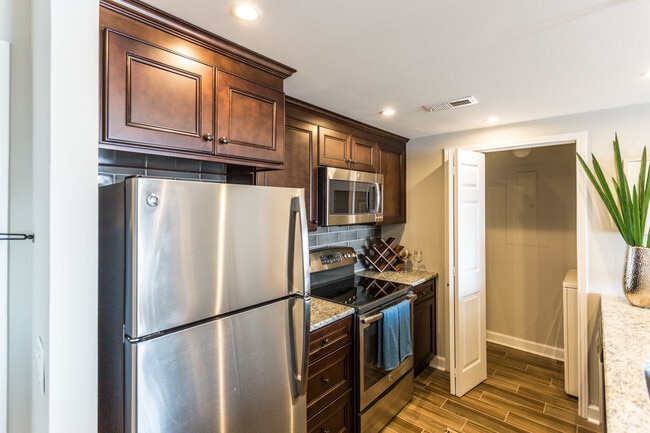 1HAB, 1BA - Mahogany - 750 ft² - Cocina - Twenty & Grand