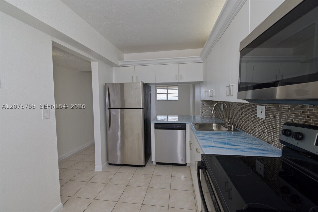 Foto del edificio - 806 N Miami Beach Blvd