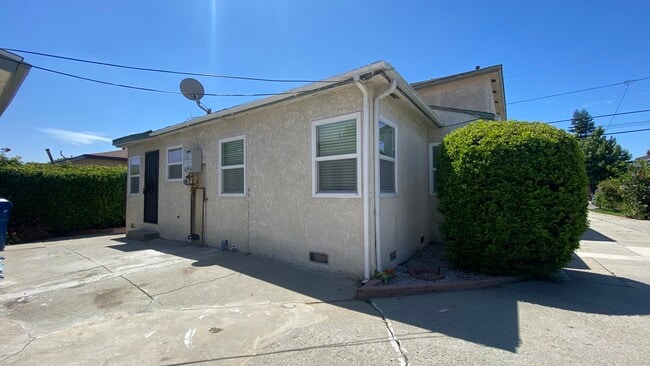 Building Photo - 1621 Del Amo Blvd