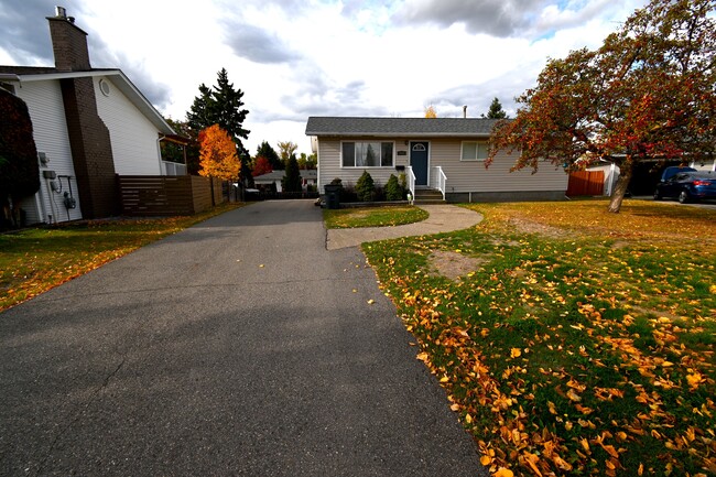 Building Photo - 856 Reid Crescent