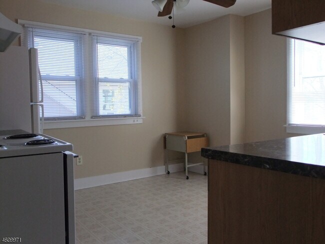 Building Photo - 64 Bonnell St