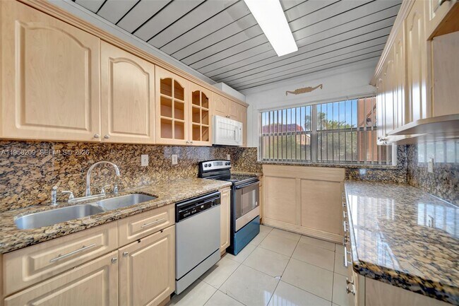 Foto del edificio - 7031 NW 169th St