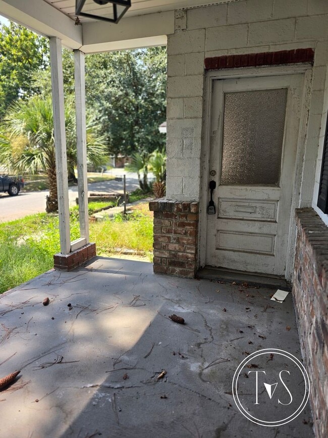 Building Photo - RATE DROP ALERT! (was $1945/month)