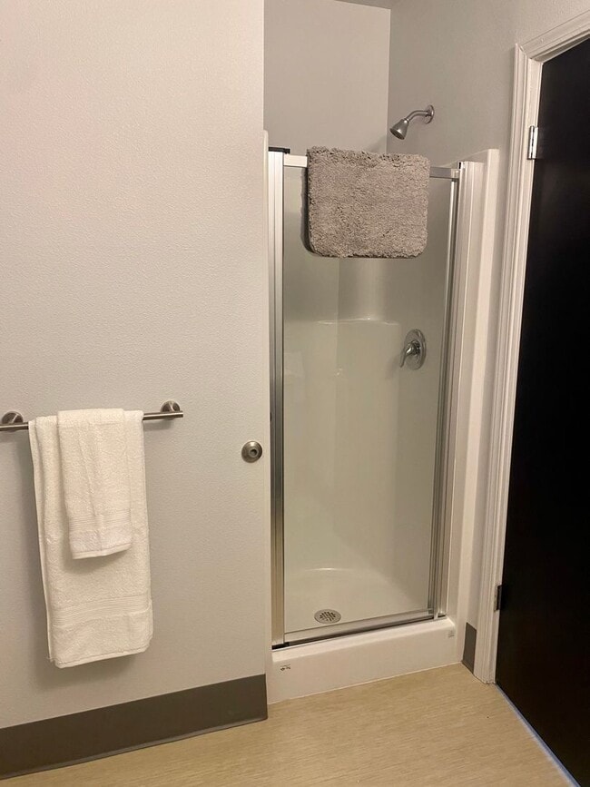 Building Photo - 1 bed 1 bath end unit apartment on the 3rd floor