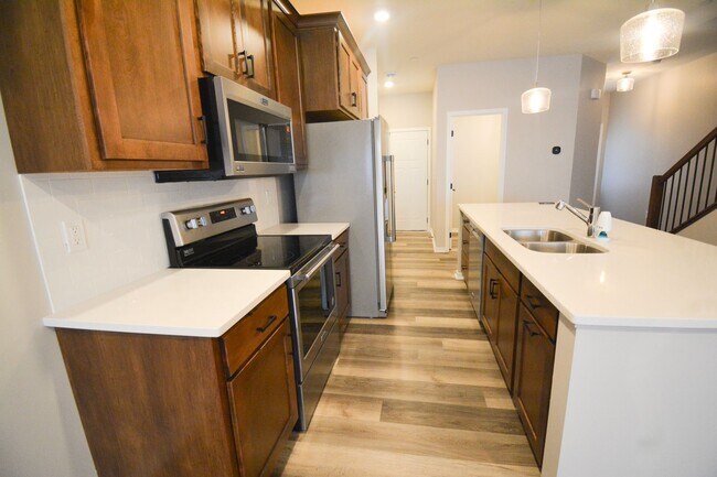 Building Photo - Spacious 3 Bed, 3.5 Bath Townhome with Mod...