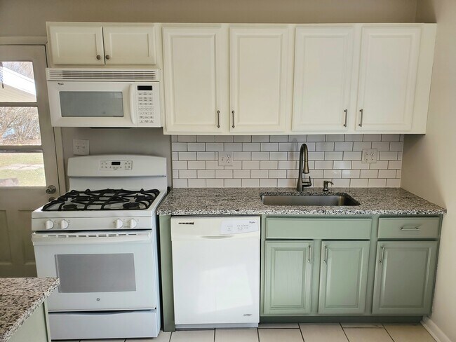 Building Photo - 3686 Eisenhower Rd