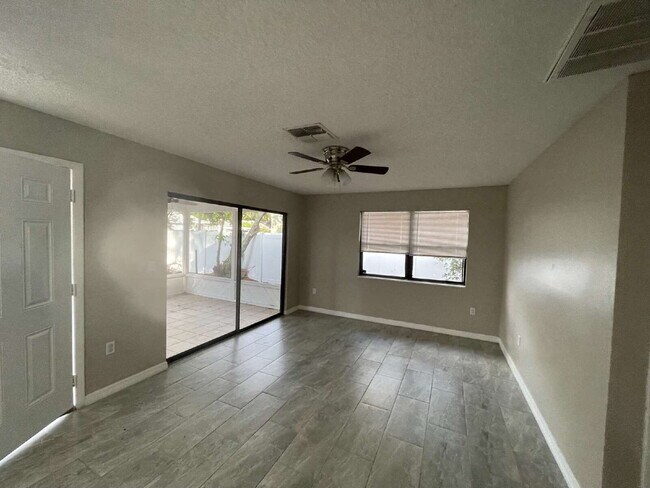 Foto del edificio - Charming 2-Bed Duplex with Ample Space on W Belmar St, Lakeland!
