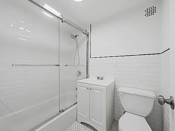 Building Photo - 300 E 96th St