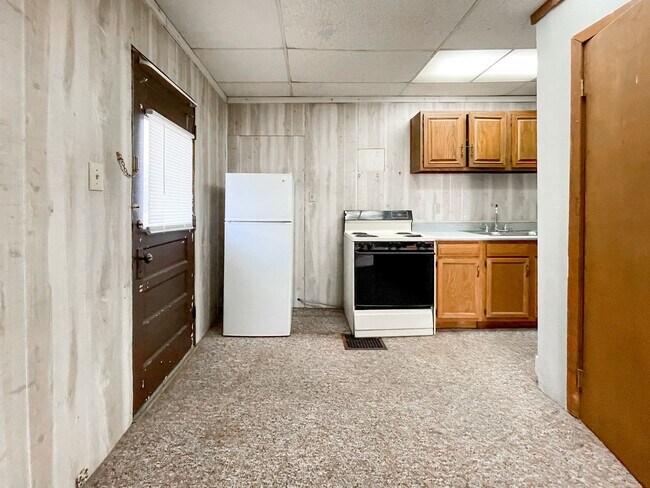 Building Photo - PRELEASING for AUGUST! Close to Campus