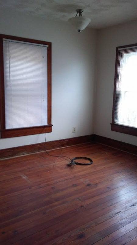 Building Photo - 4 bedroom, 1 bath, 3 story half double house