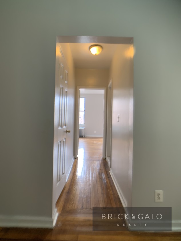 Primary Photo - 10 Midwood St
