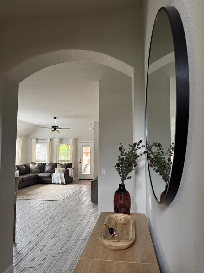 Building Photo - READY TO RENT 5 BEDROOM HOME on oversized lot