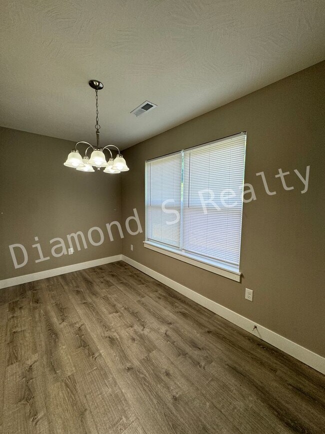 Building Photo - MOVE IN SPECIAL:  FIRST FULL MONTH FREE WI...