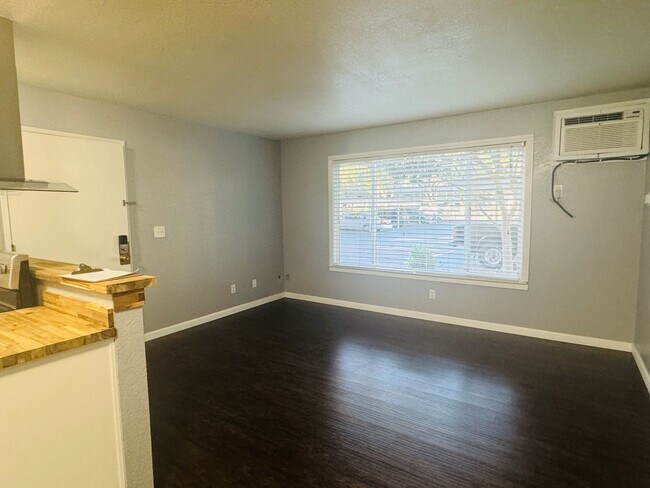 Foto del edificio - One Bedroom Condo In Fairway West Condomin...