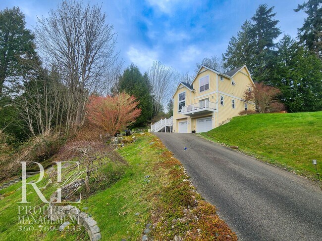 Foto del edificio - Light-Filled View Home with Vaulted Ceilings & Warm Wood Finishes