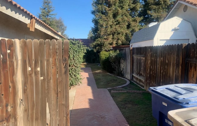 Building Photo - 10612 Sunset Canyon Dr