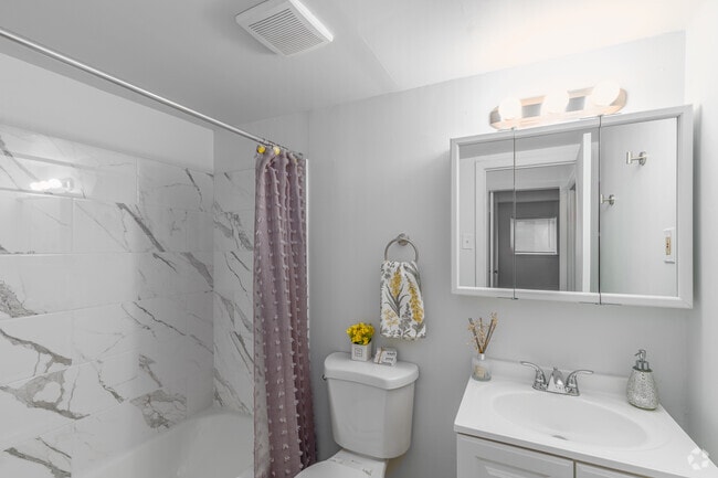 2 habitaciones, 1 baño - 800 pies cuadrados - Baño - Haverford Apartments