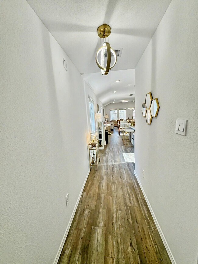 Building Photo - 5818 Hampton Vly Dr