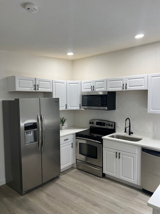 Foto del edificio - 1217 Lakeside Dr